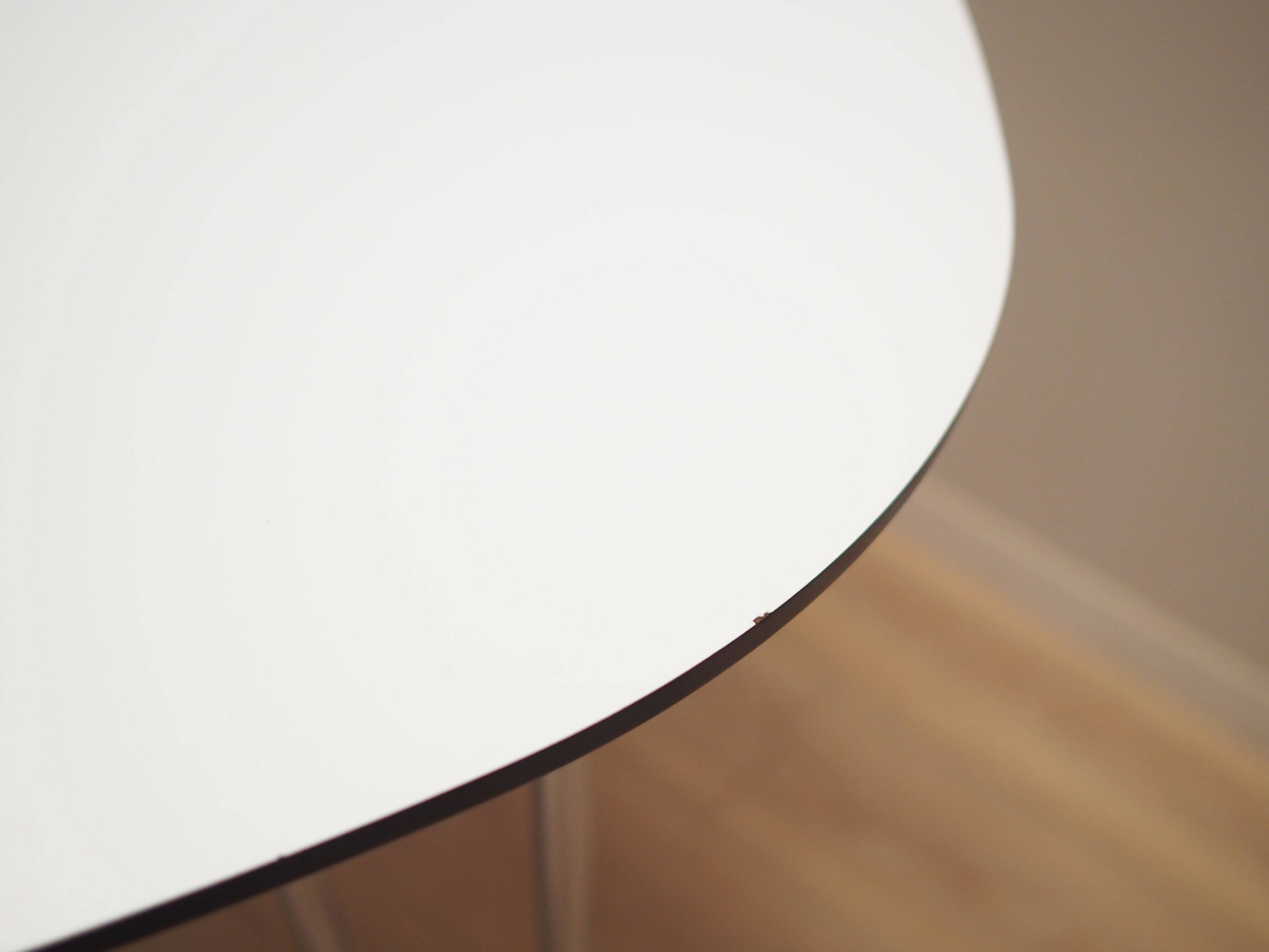 Table blanche, design italien, années 1990, production : Italie