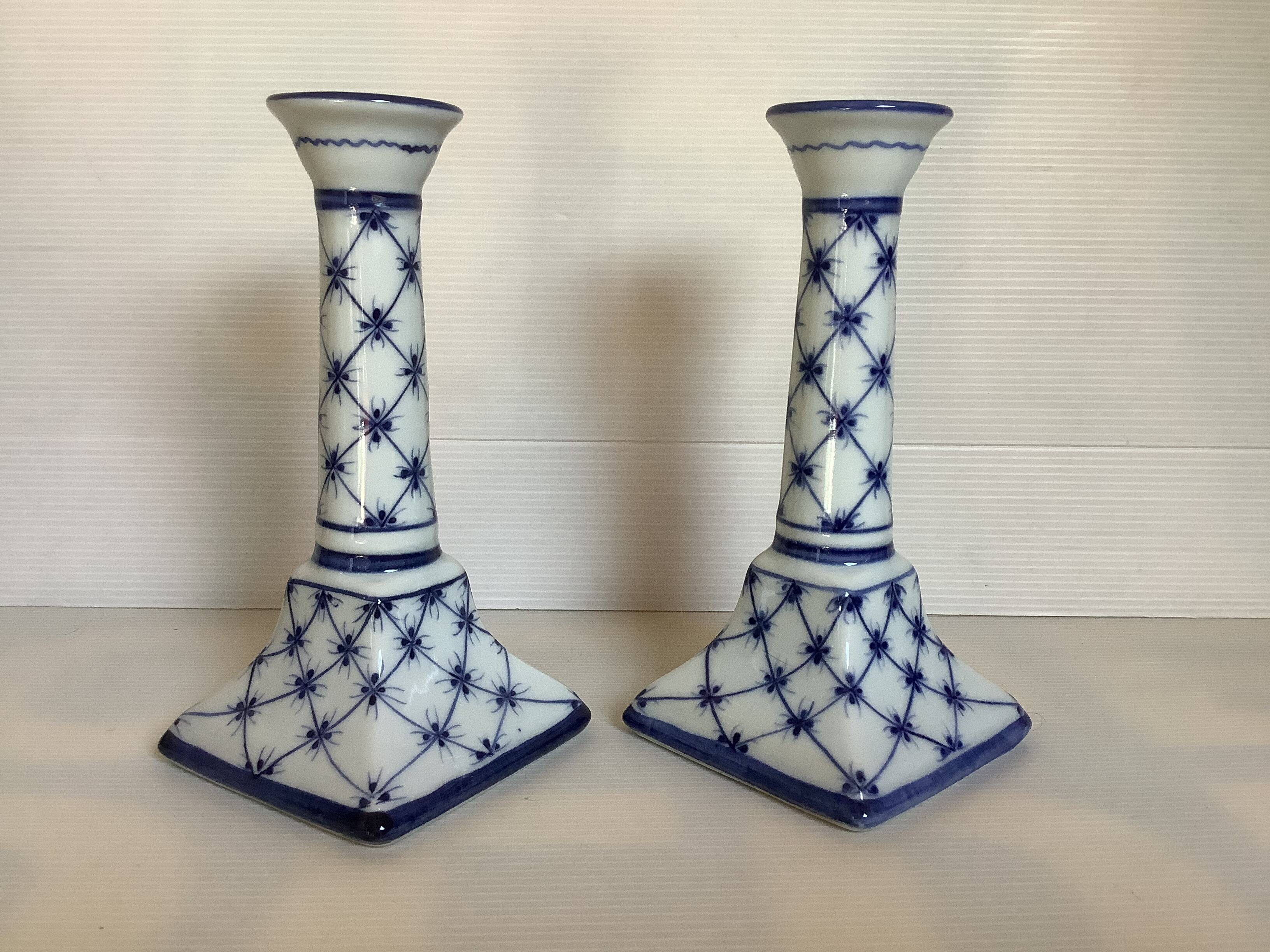 Paire de bougeoirs motifs bleus