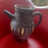 Terracotta pitcher and glazed decoration. St Cannat. Baranchan.