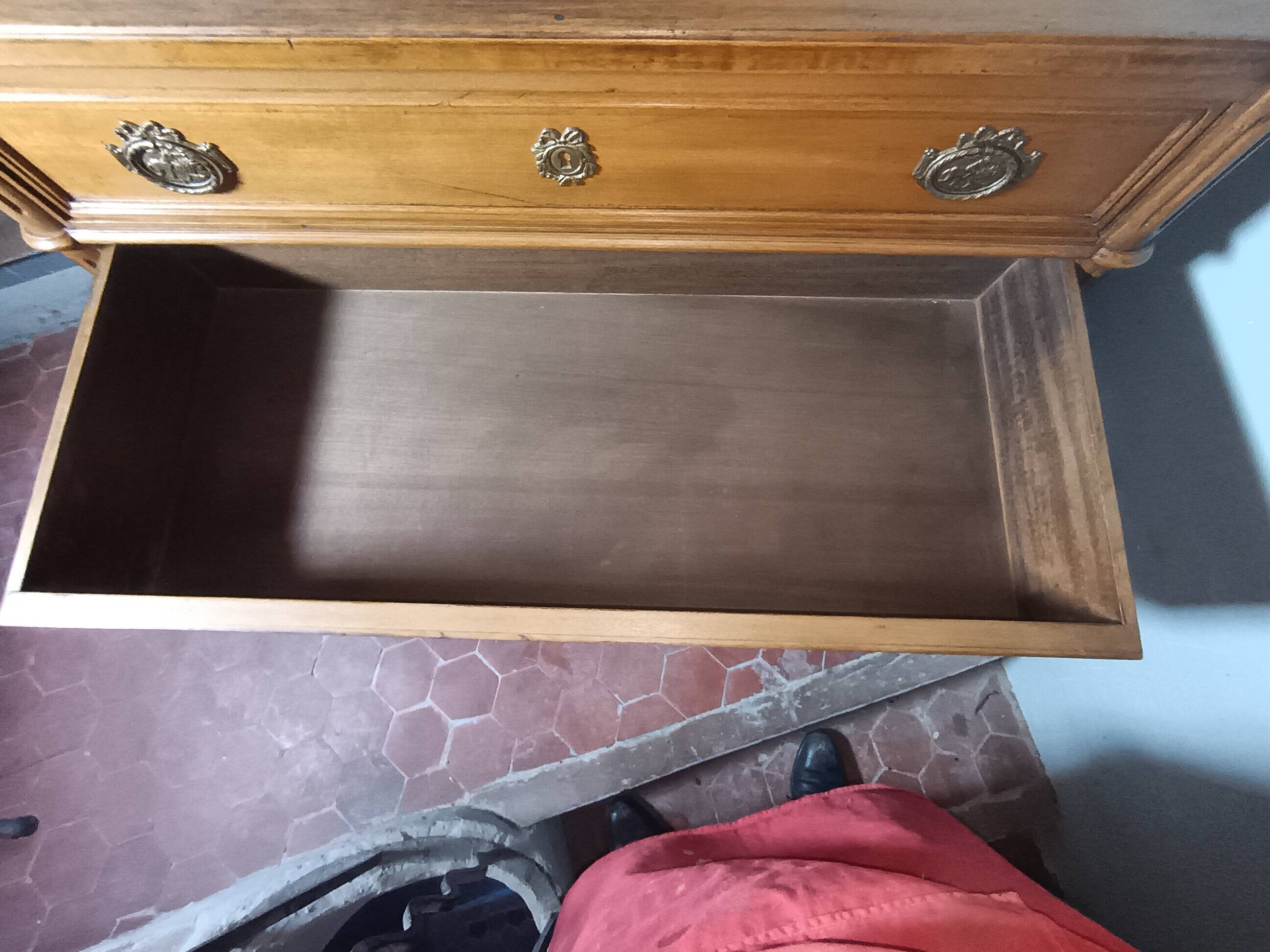 Commode de style Louis XVI ouvrant à trois tiroirs.