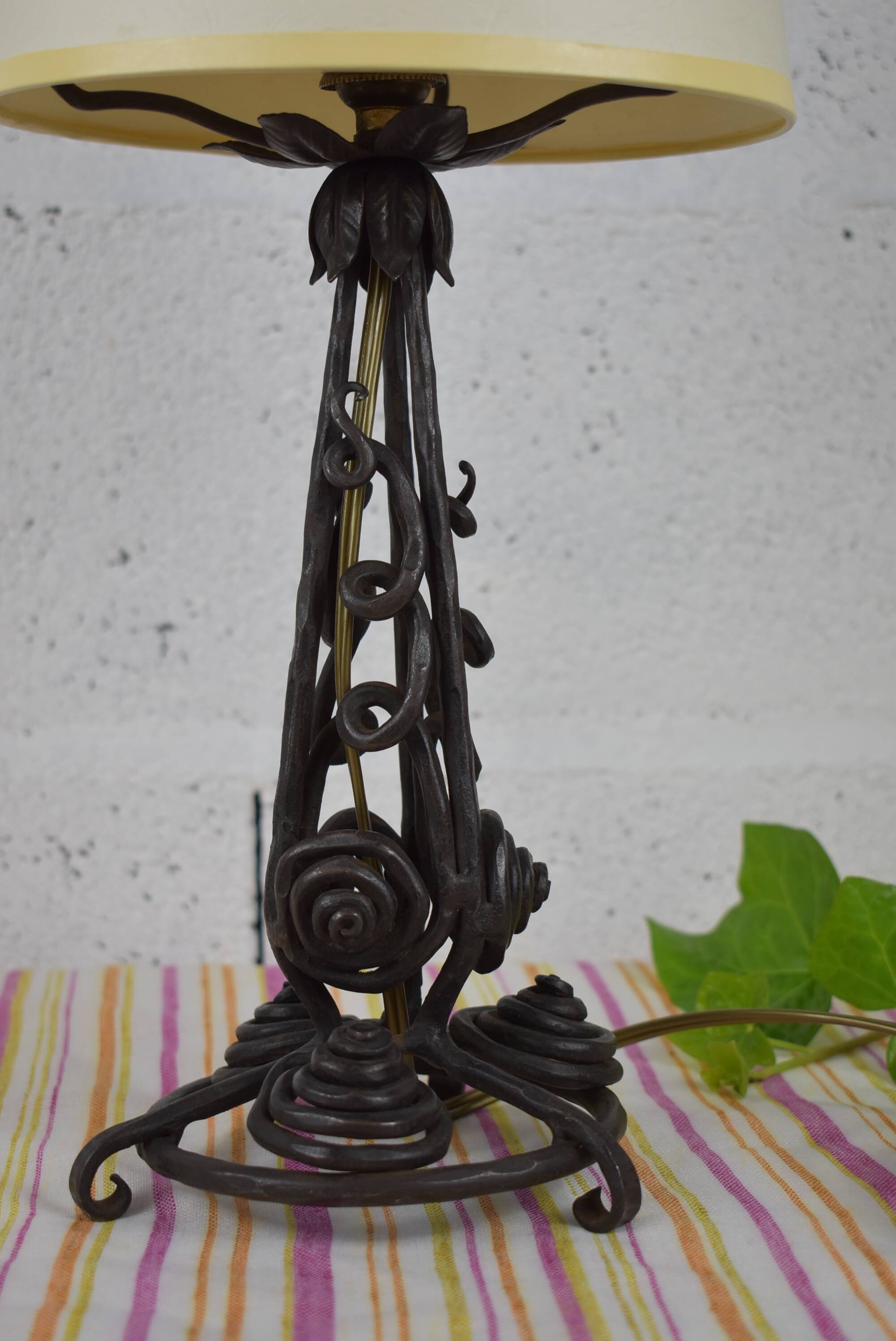 Art deco lamp, wrought iron foot
