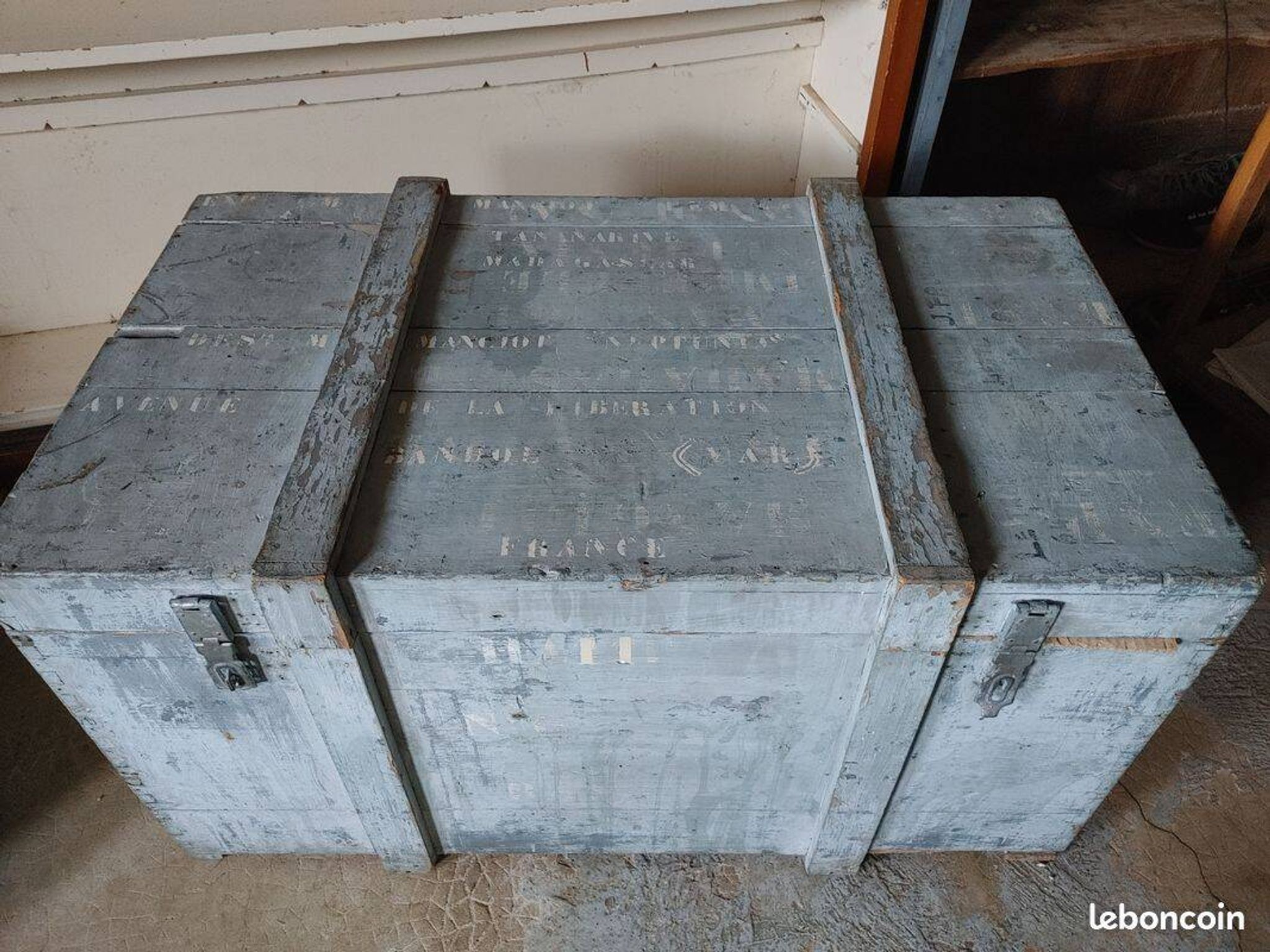 Large trunk/old chest, entirely original - address BANDOL
