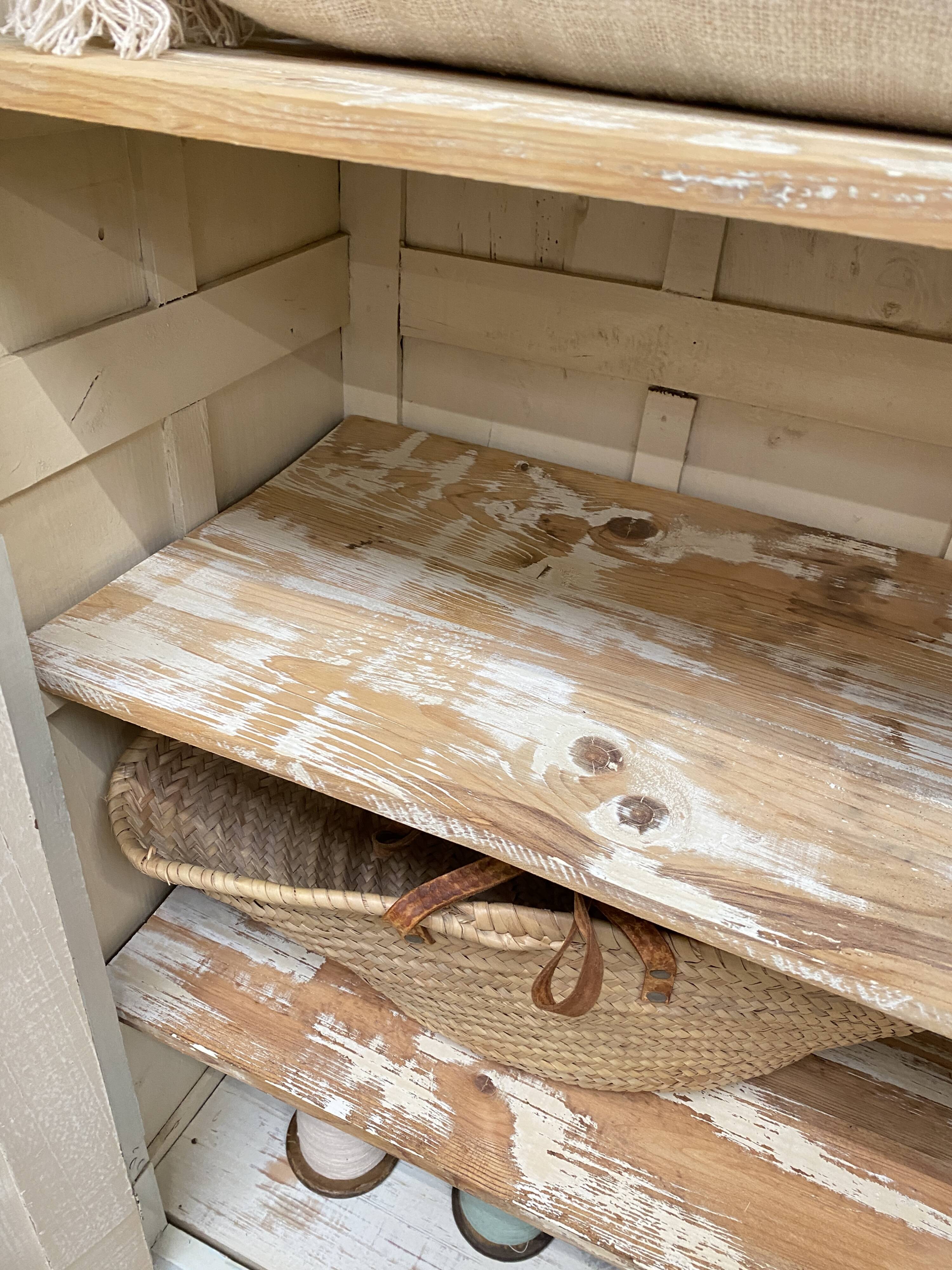 Armoire patinée en bois brut