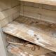 Armoire patinée en bois brut