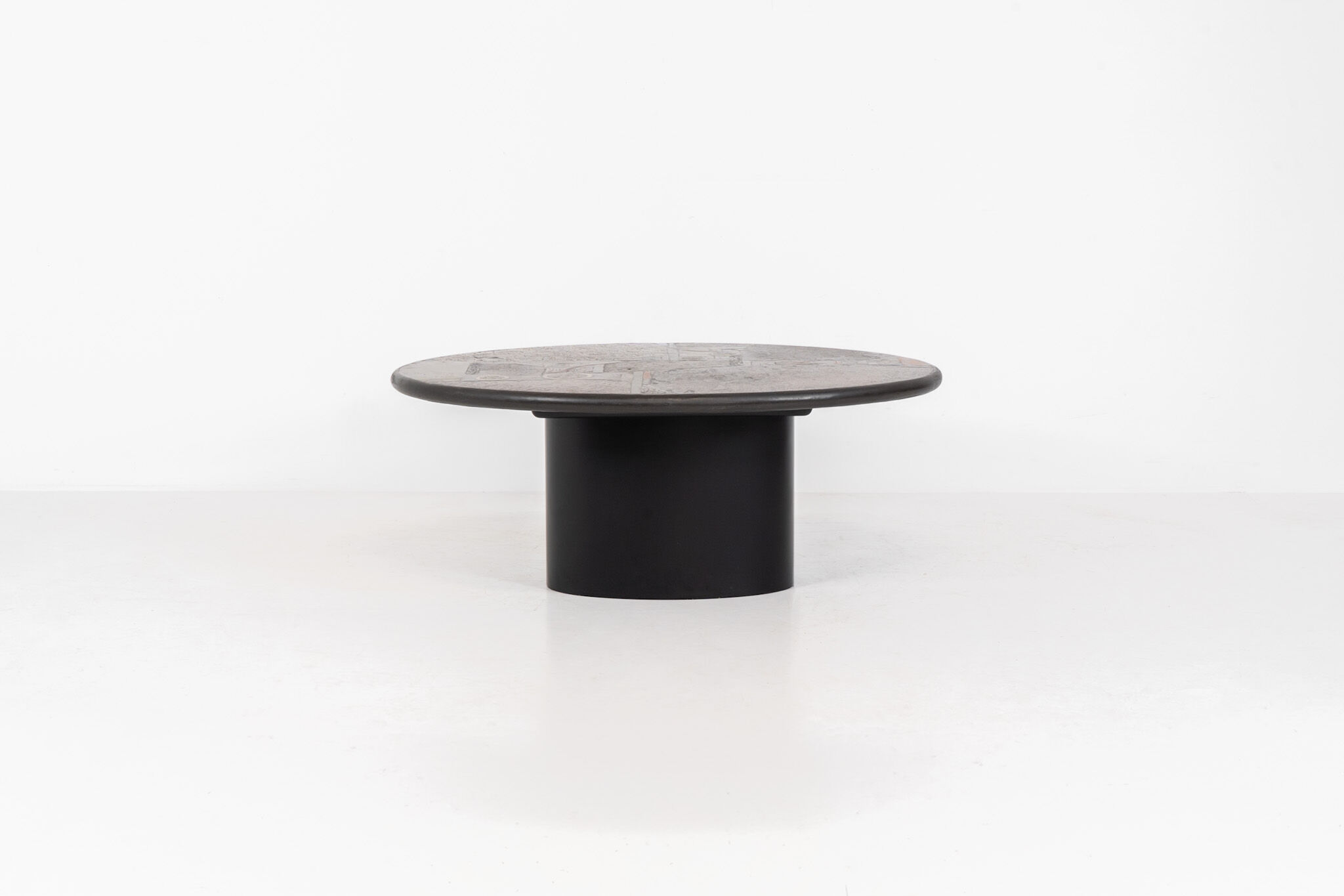Table basse brutaliste par C. Kneip