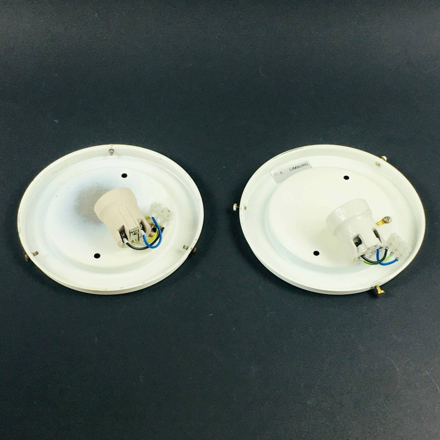 Paire de lampes murales en verre opalin en forme de coquillage de Limburg, Allemagne, années 1970.