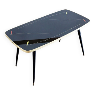 Table basse en verre aux pieds fuseaux