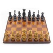 Ensemble d'échecs en bois ancien et plateau