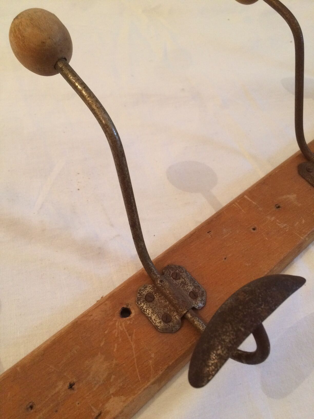 4 hooks, metal and logs of wood