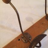 4 hooks, metal and logs of wood