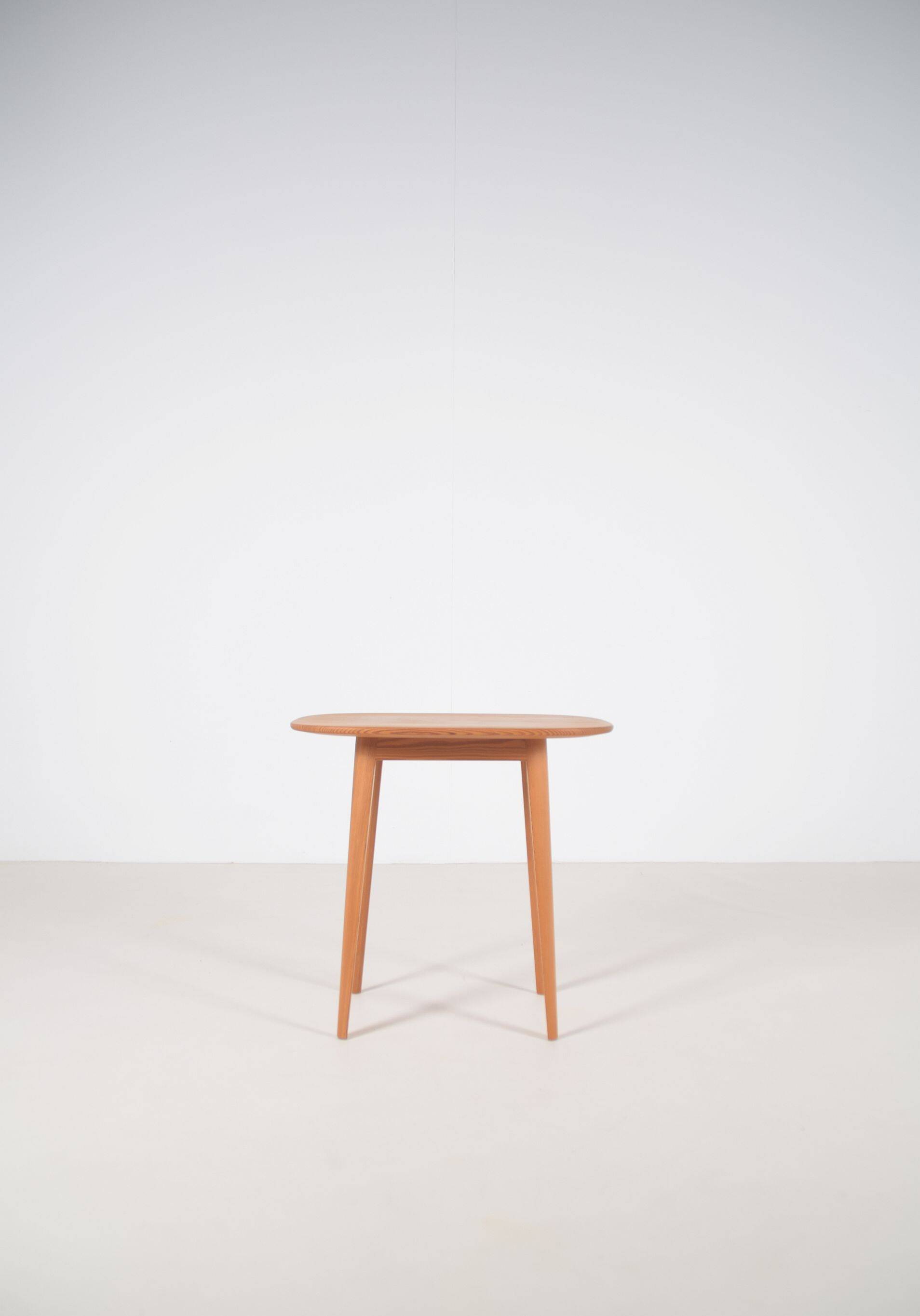 Table d'appoint suédoise Sparven conçue par Carl Malmsten, années 1950.