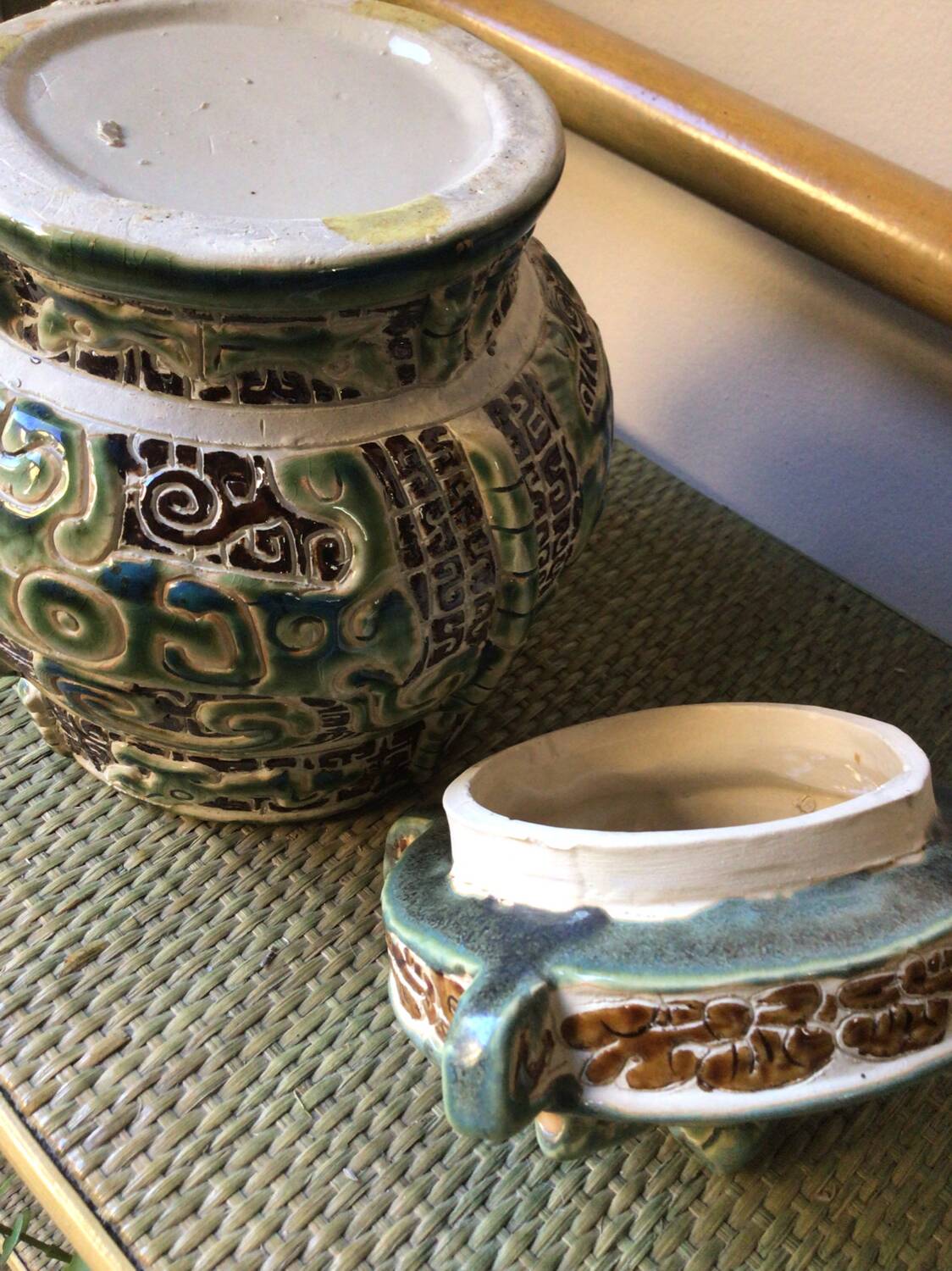 Stoneware pot with Asian decor