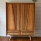 Armoire en bois et rotin