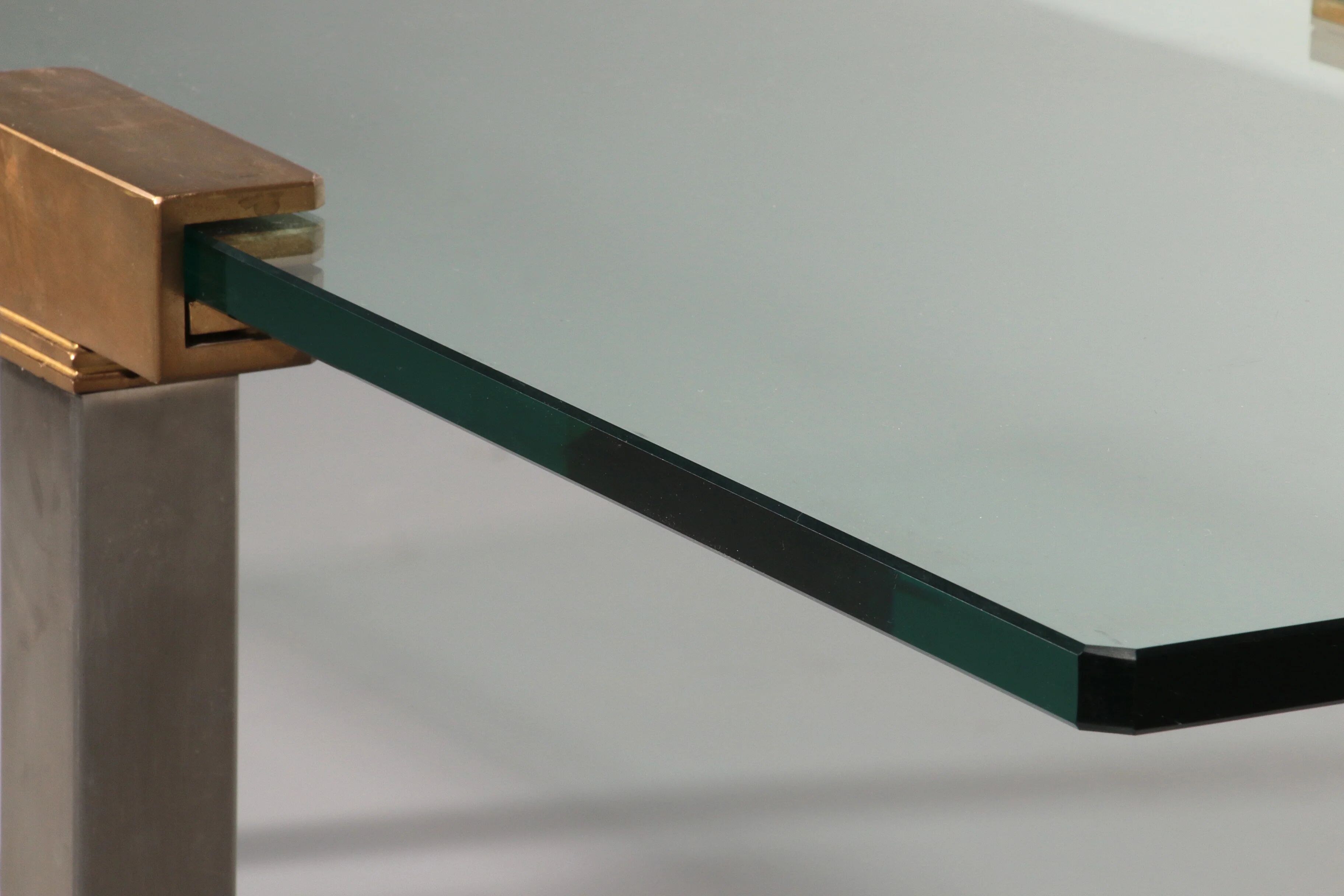 Table d'appoint en verre et laiton par Peter Ghyczy modèle T54 1970
