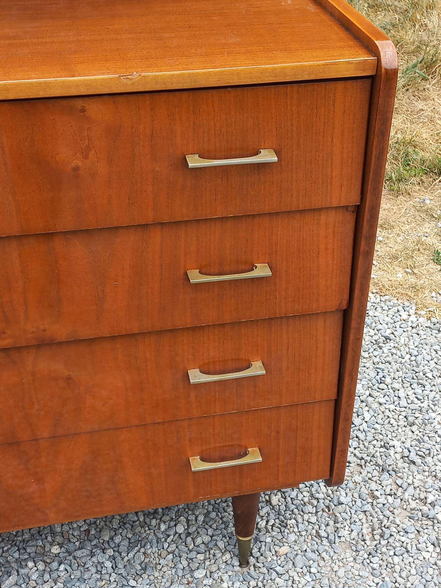 Vintage walnut varnished chest of drawers with 4 drawers from the 1960s.