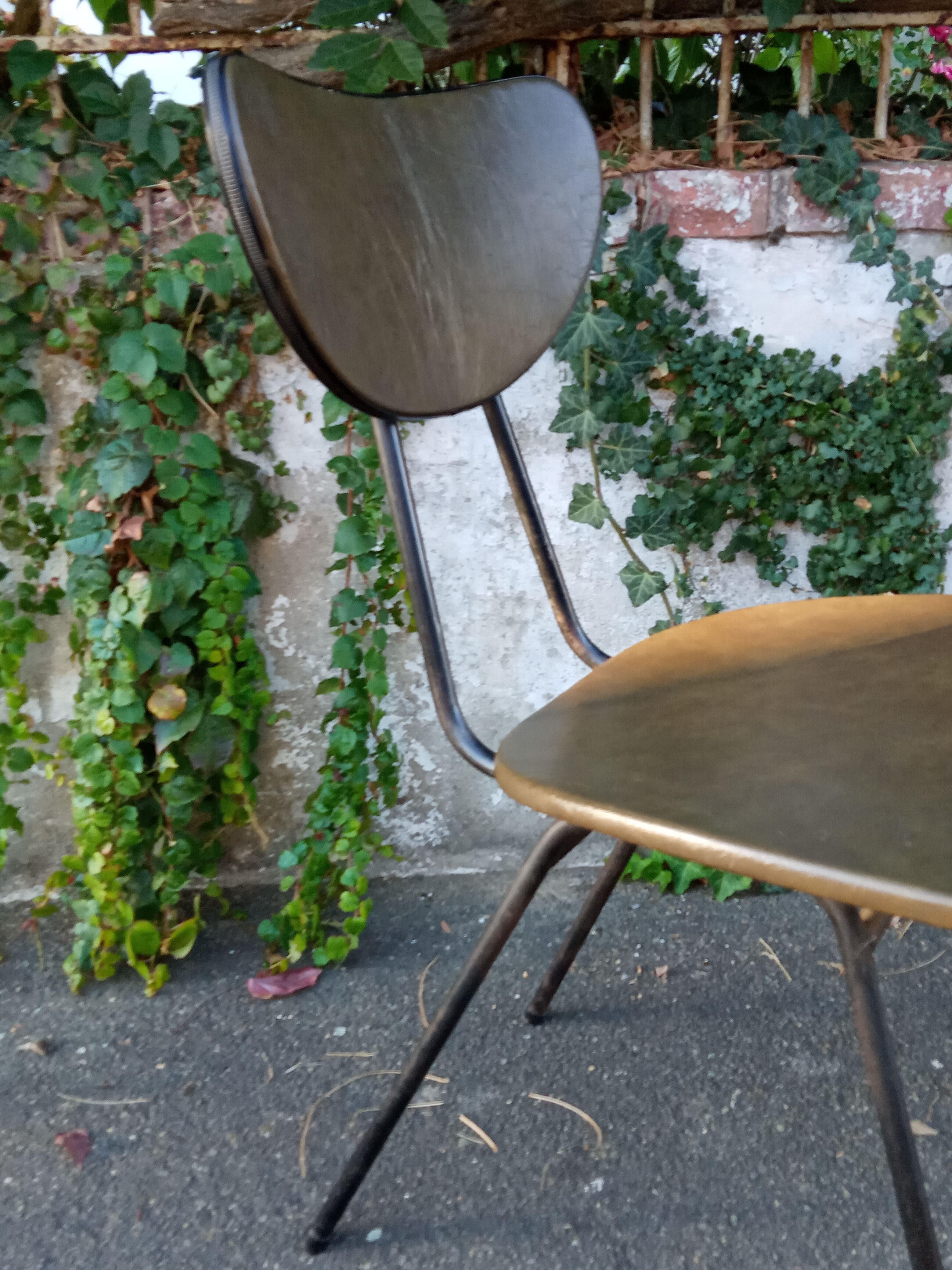 Pair of 50s chairs in metal and skaï