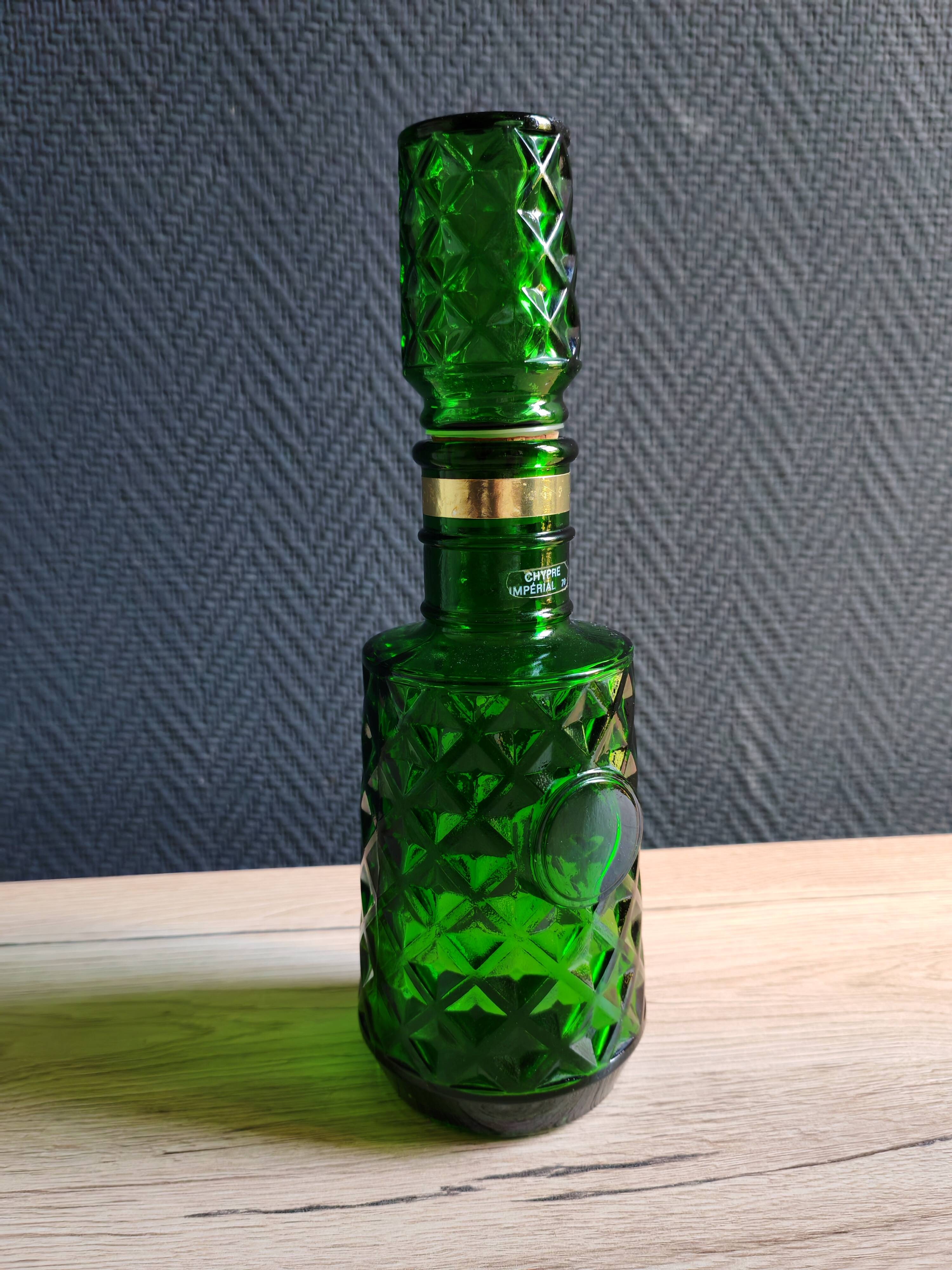 Carafe à whisky vintage en verre vert moulé pointe de diamant