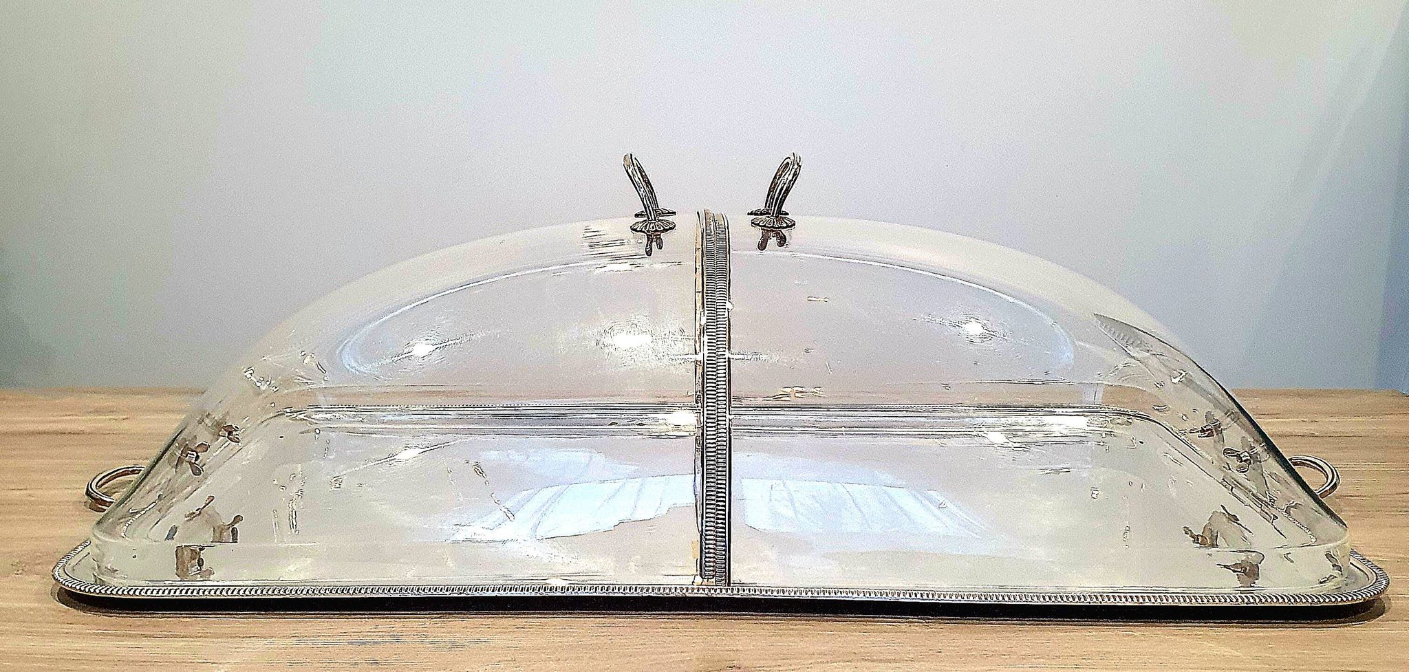 Large serving platter with lid, in silver metal.