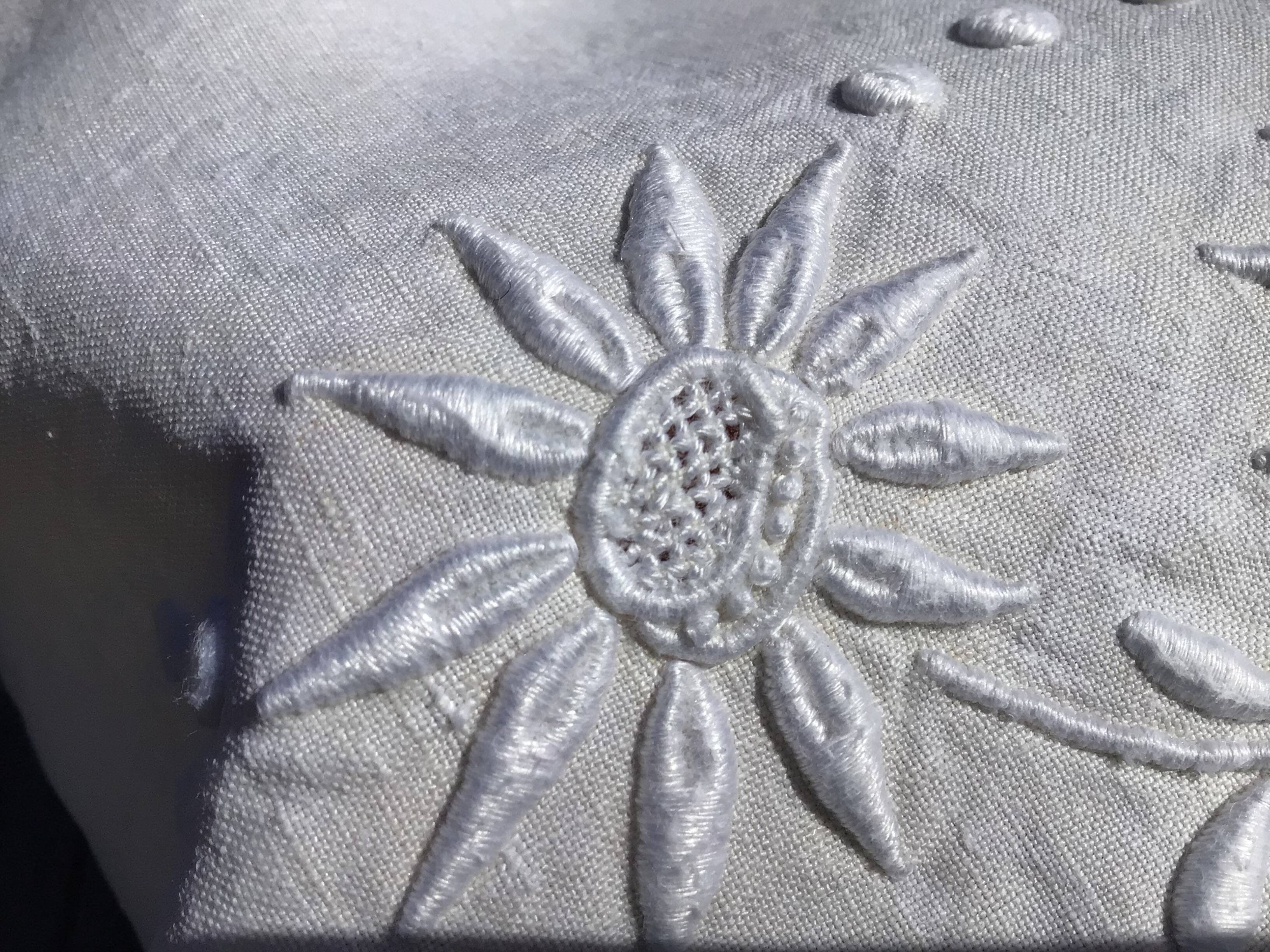 Drape 2 places JP sunflowers and pastilles.