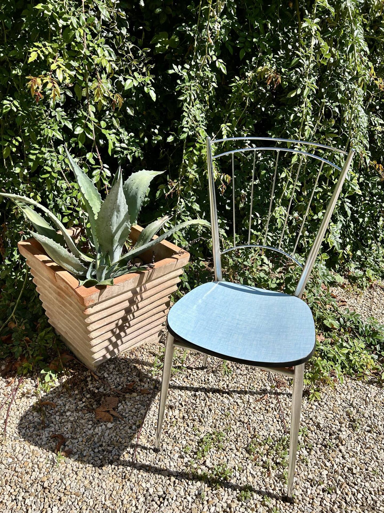 Chaise chromée en Formica bleue