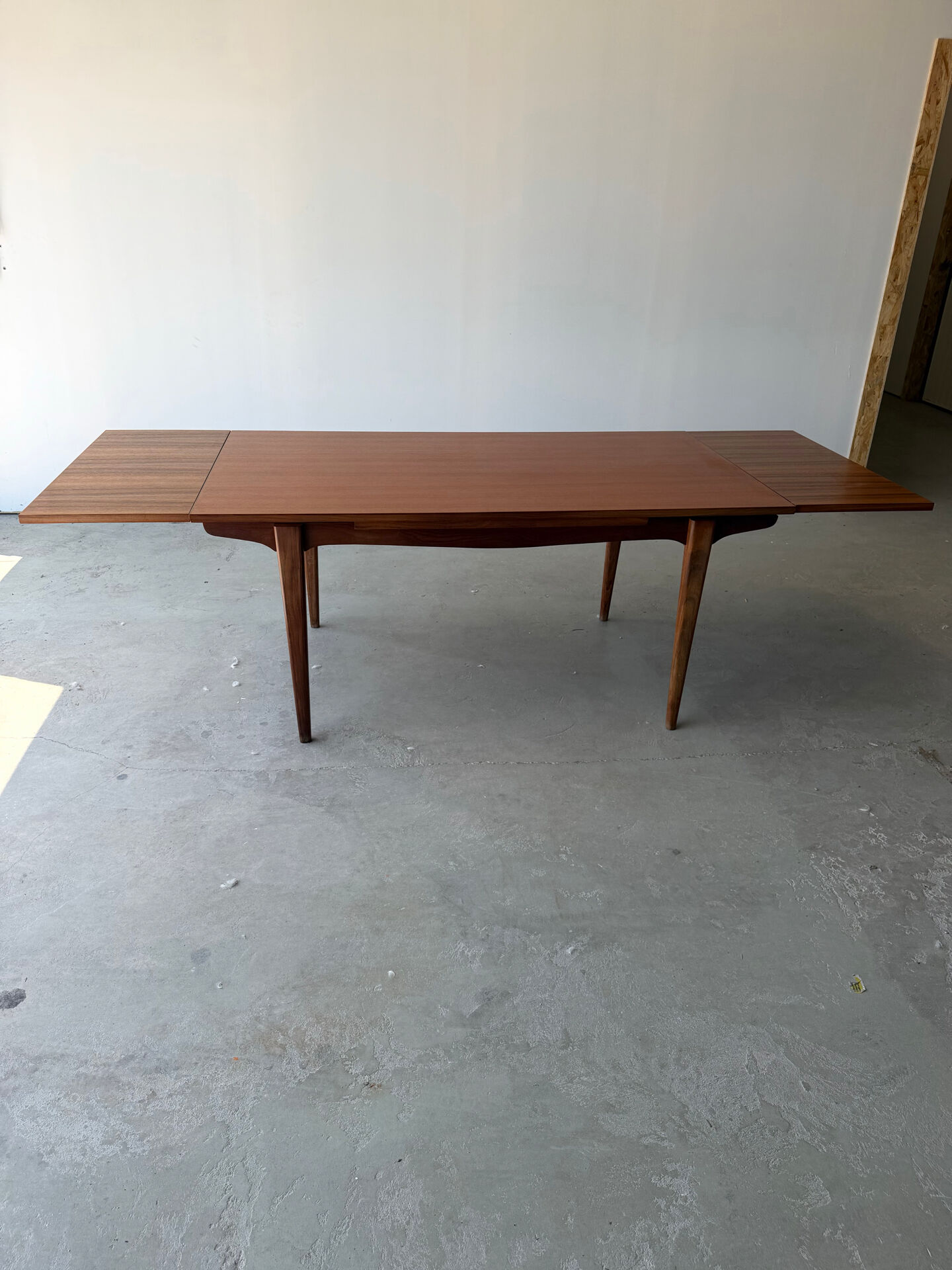 Rectangular extendable table in Scandinavian design made of solid teak.