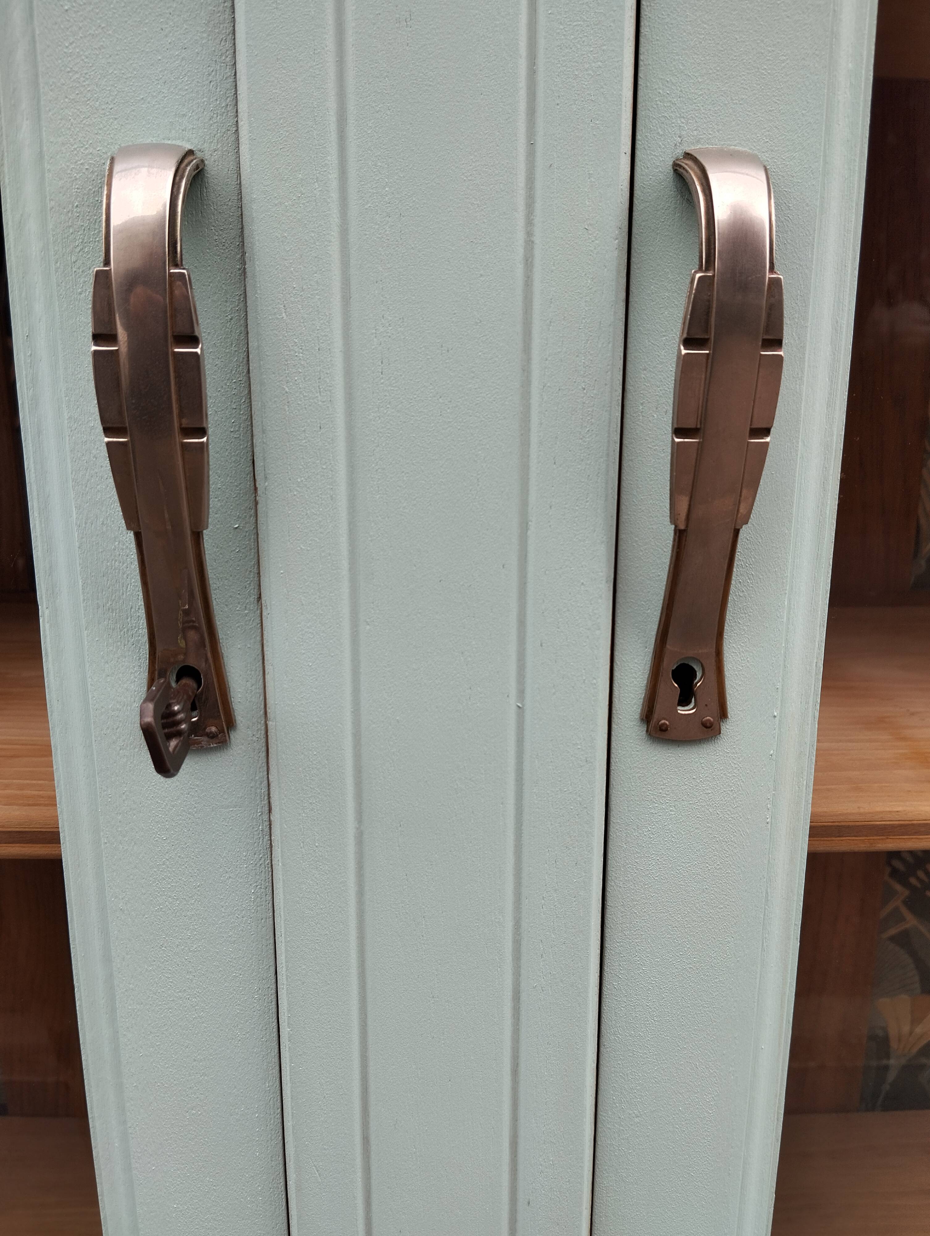 Parisian showcase cabinet year 30