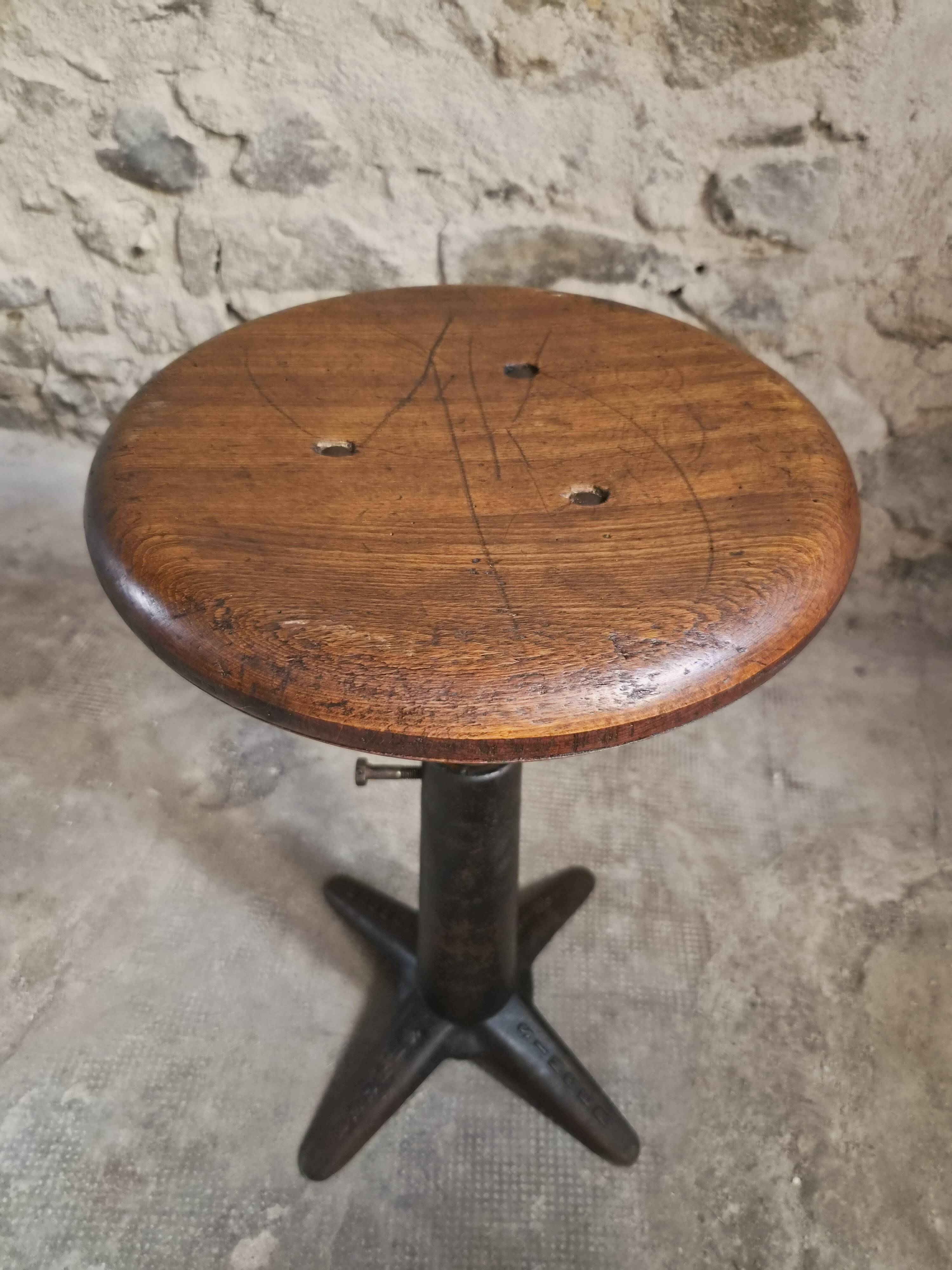 Ensemble de 6 tabourets industriels réglables Singer anciens, France, vers 1900–1930