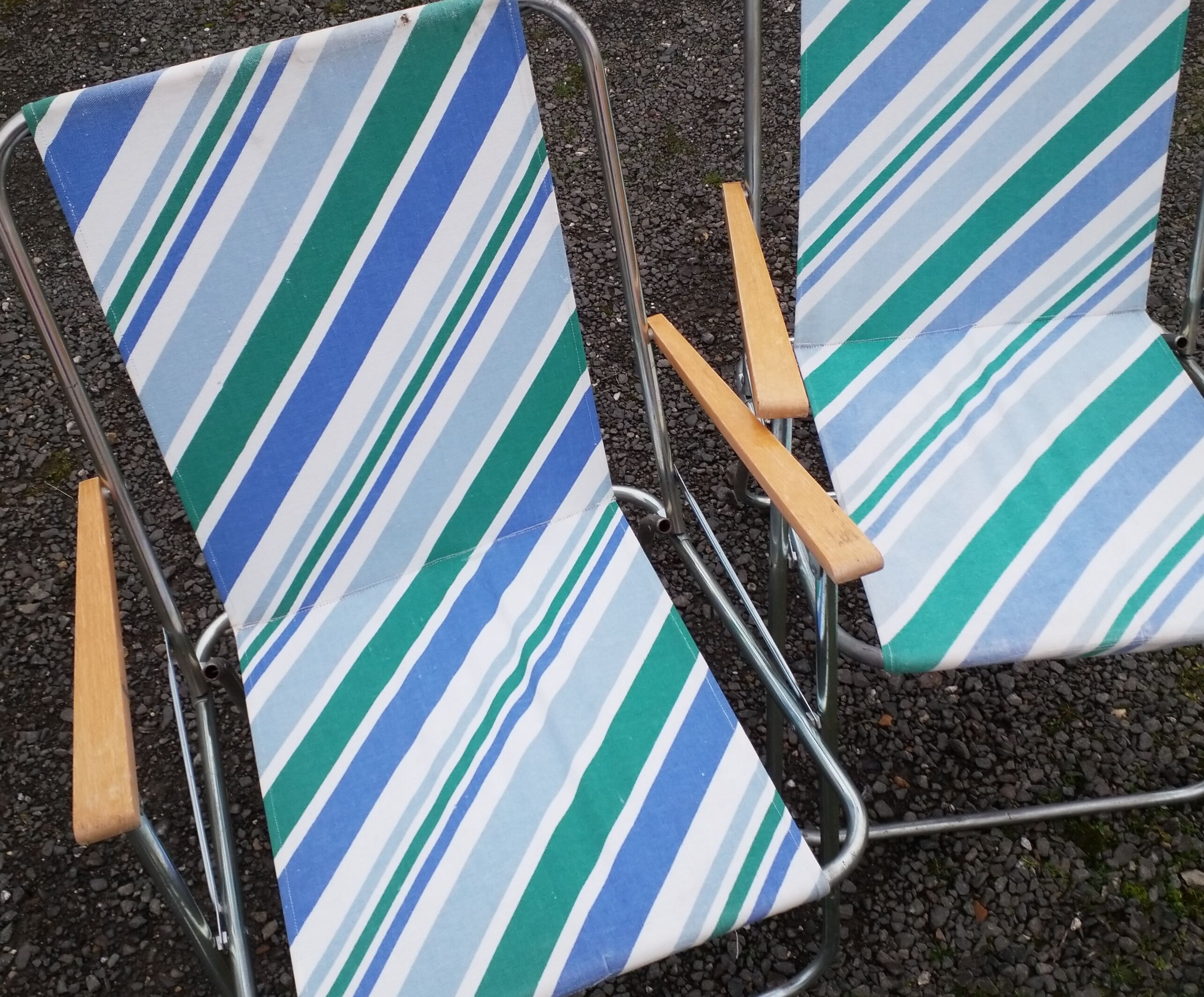Pair of folding chairs 70
