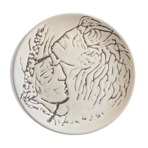 Assiette double visage de profil
