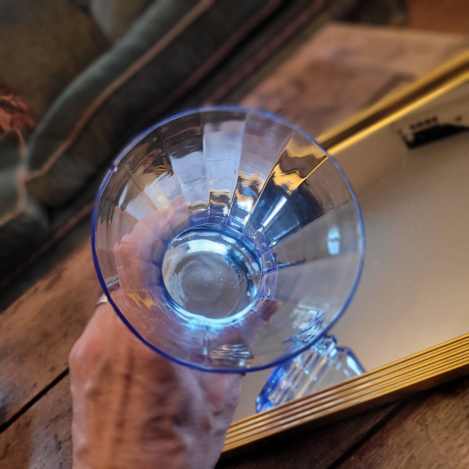 Vase en verre bleu facetté – Style Art Déco années  30's/40's