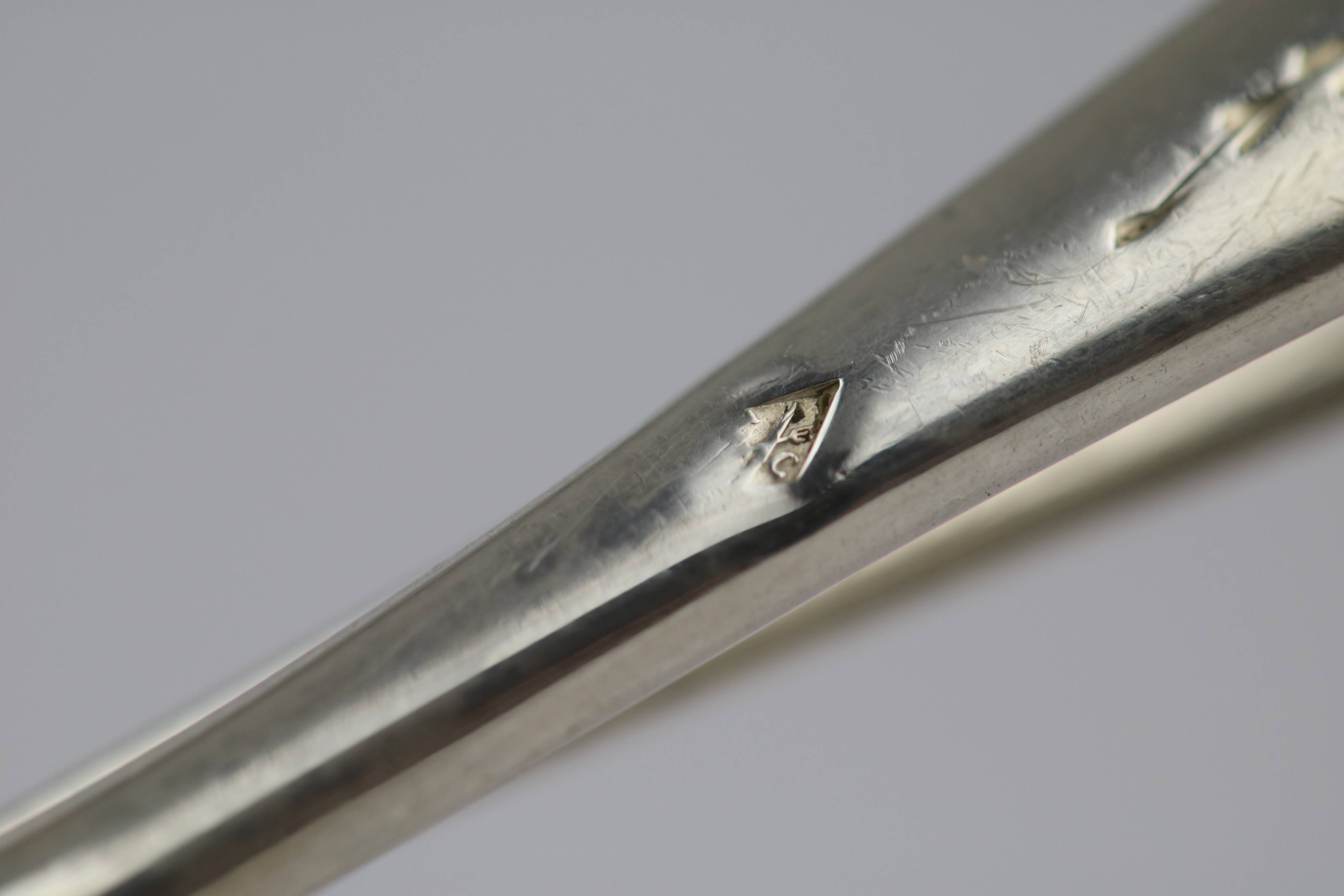 Acanthus-leaf sugar pinch in solid silver acanthus leaf