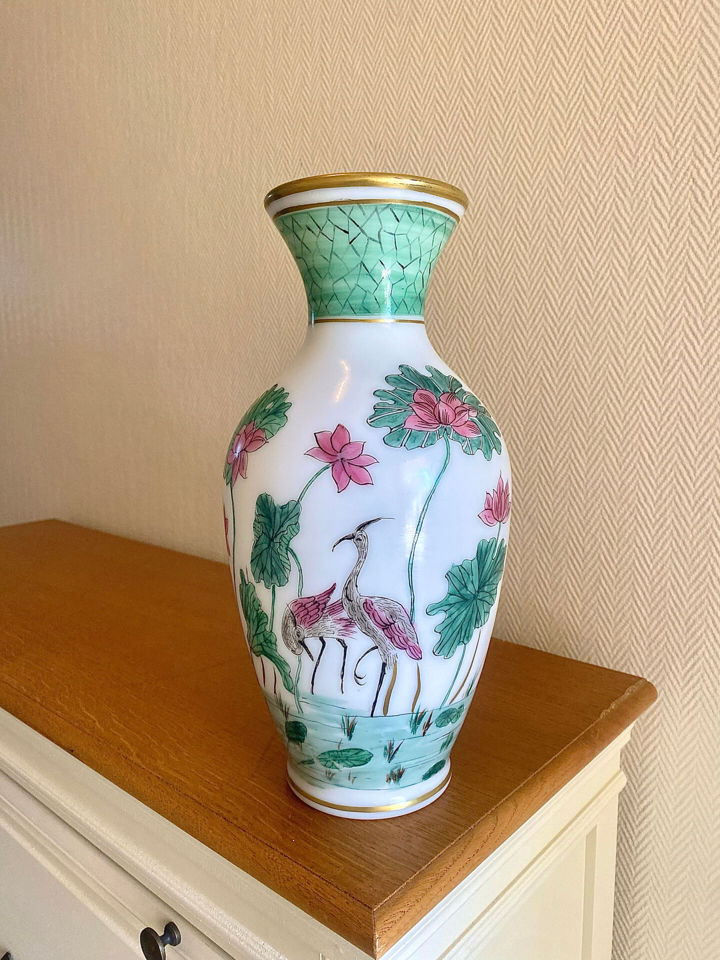 Grand vase en opaline blanche décor asiatique émaillé