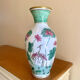 Grand vase en opaline blanche décor asiatique émaillé
