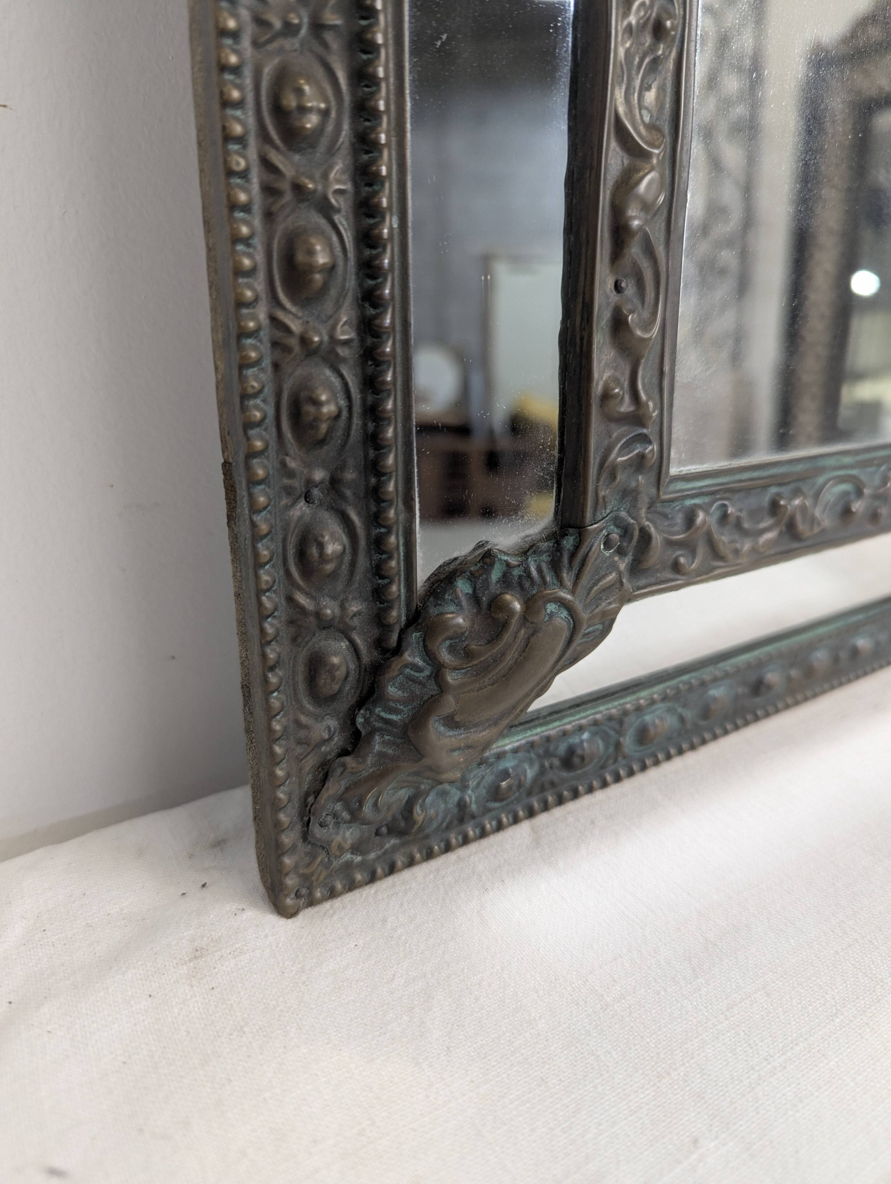 Miroir à parecloses en laiton repoussé de style hollandais