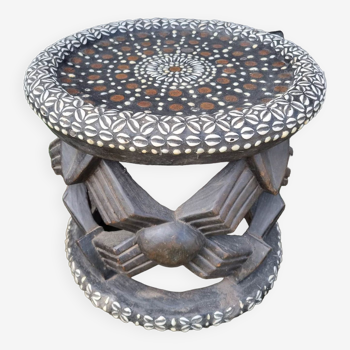 Table basse bamiléké africain décorée avec cauris et pièces