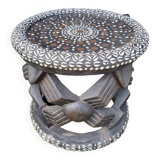 Table basse bamiléké africain décorée avec cauris et pièces