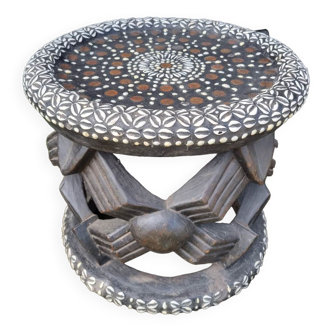 Table basse bamiléké africain décorée avec cauris et pièces