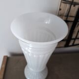 Vase ancien en opaline blanche