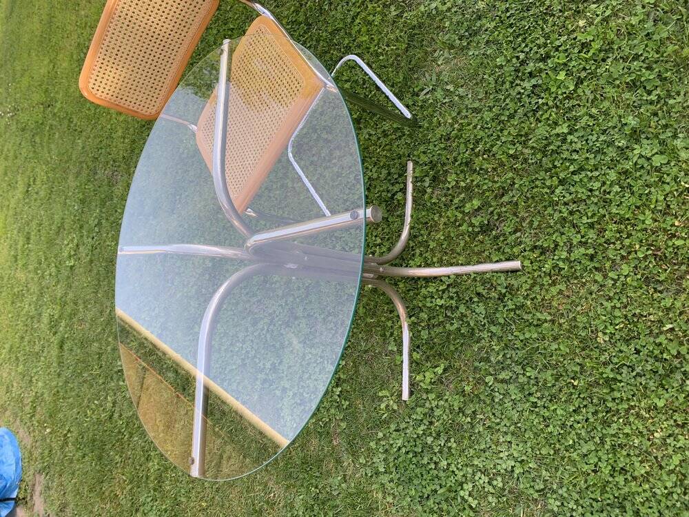 Round Bauhaus table in transparent glass and chrome - grey silver tubular base.