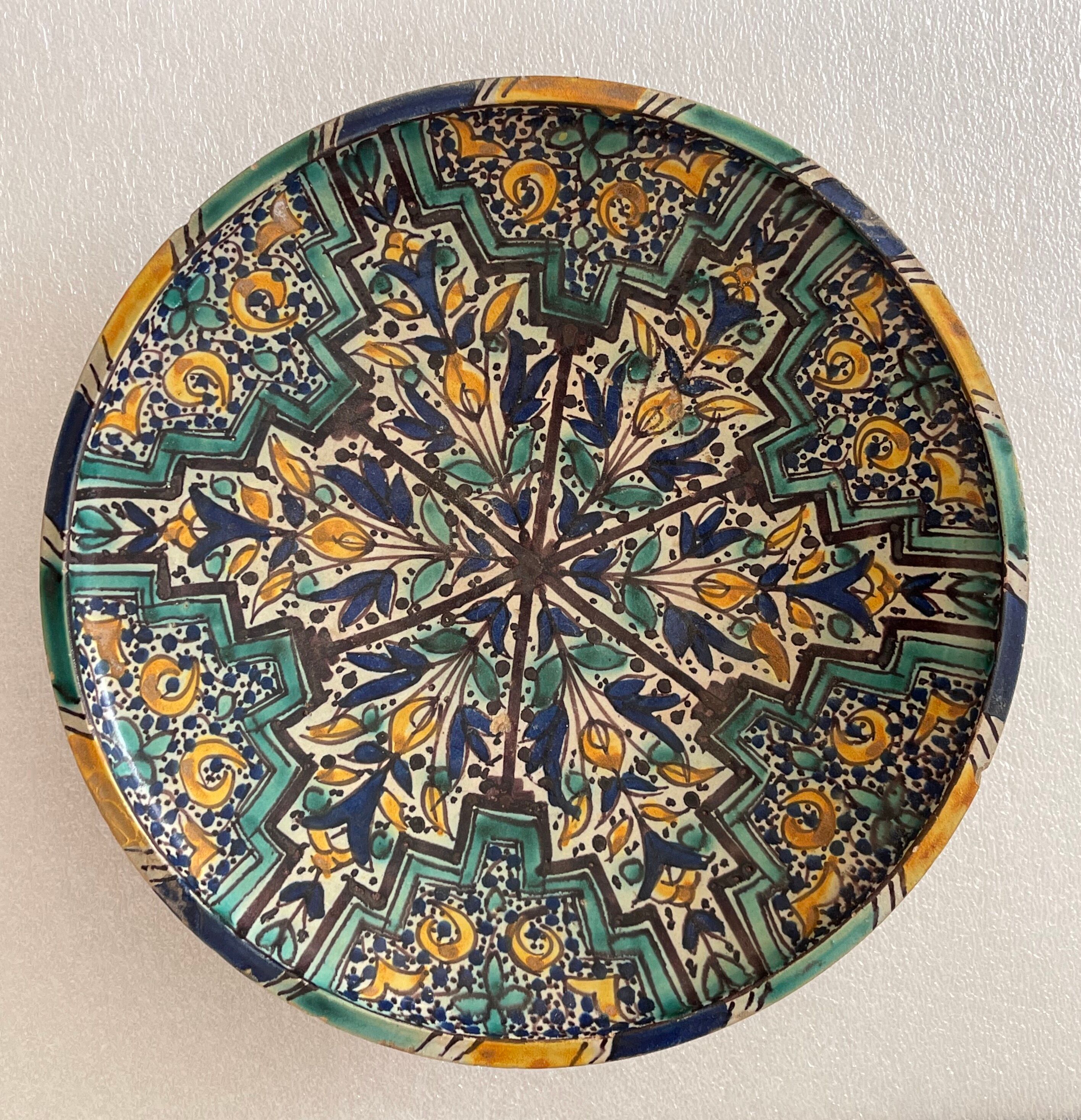 Morocco Ghotar Fez XVIIIth Polychrome earthenware blue, yellow, brown, green on a white background. 32.5 cm