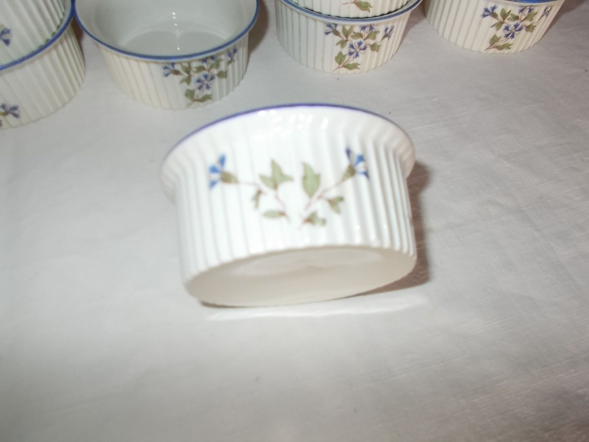 Set of 10 porcelain ramekins