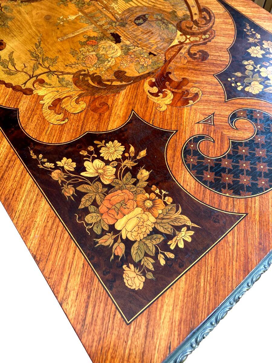Console, game table in marquetry from the 19th century.