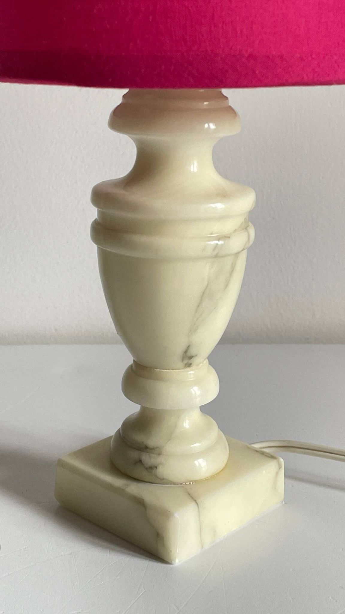 Lampe marbre et tissu fuchsia vintage
