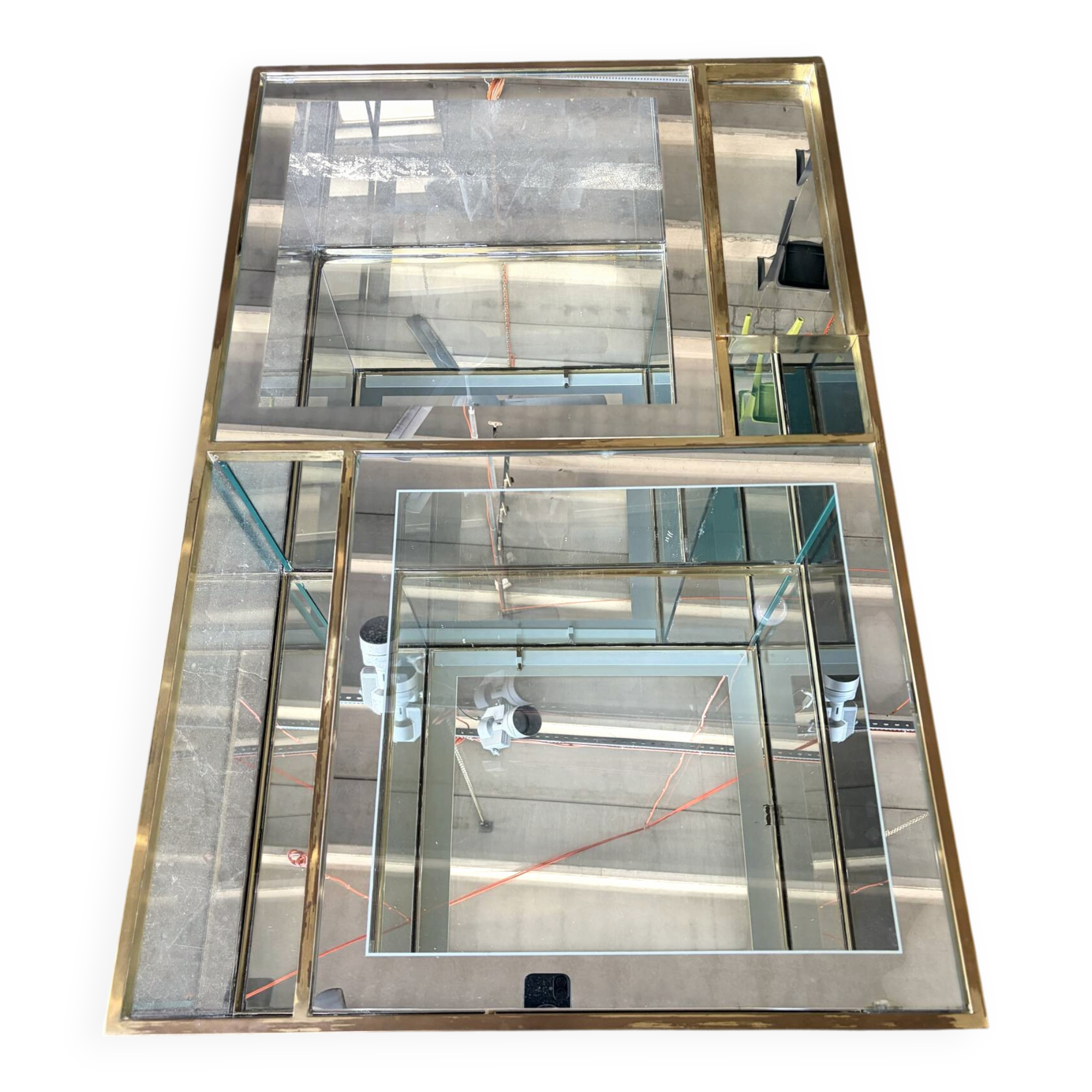 Table basse en cristal italien avec des détails en laiton et bar kart.
