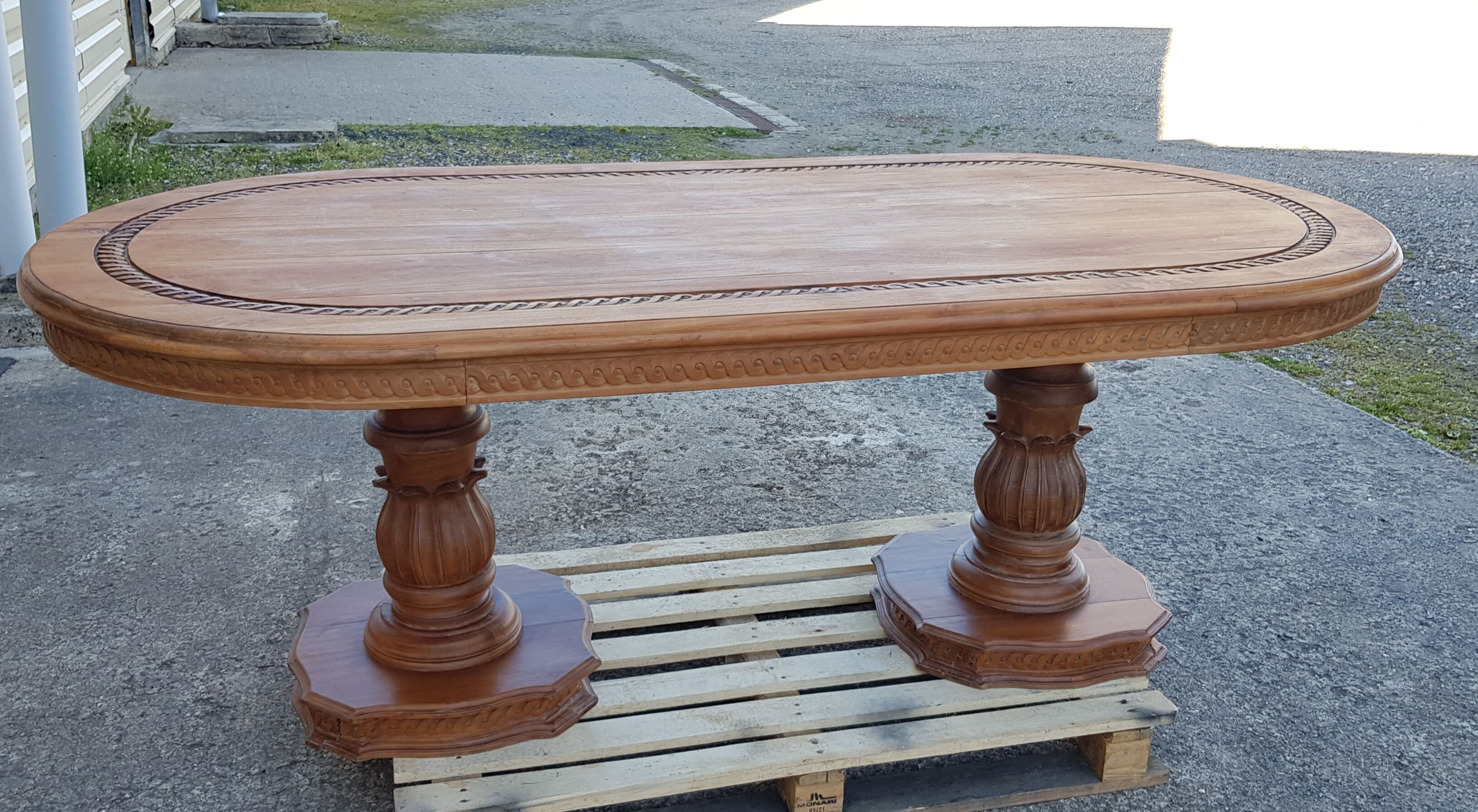Oval dining table in solid teak