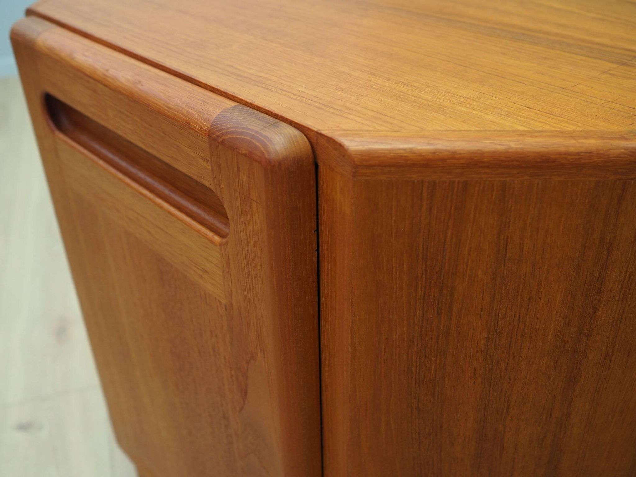 Cabinet en teck, design danois, années 1970, production : Danemark