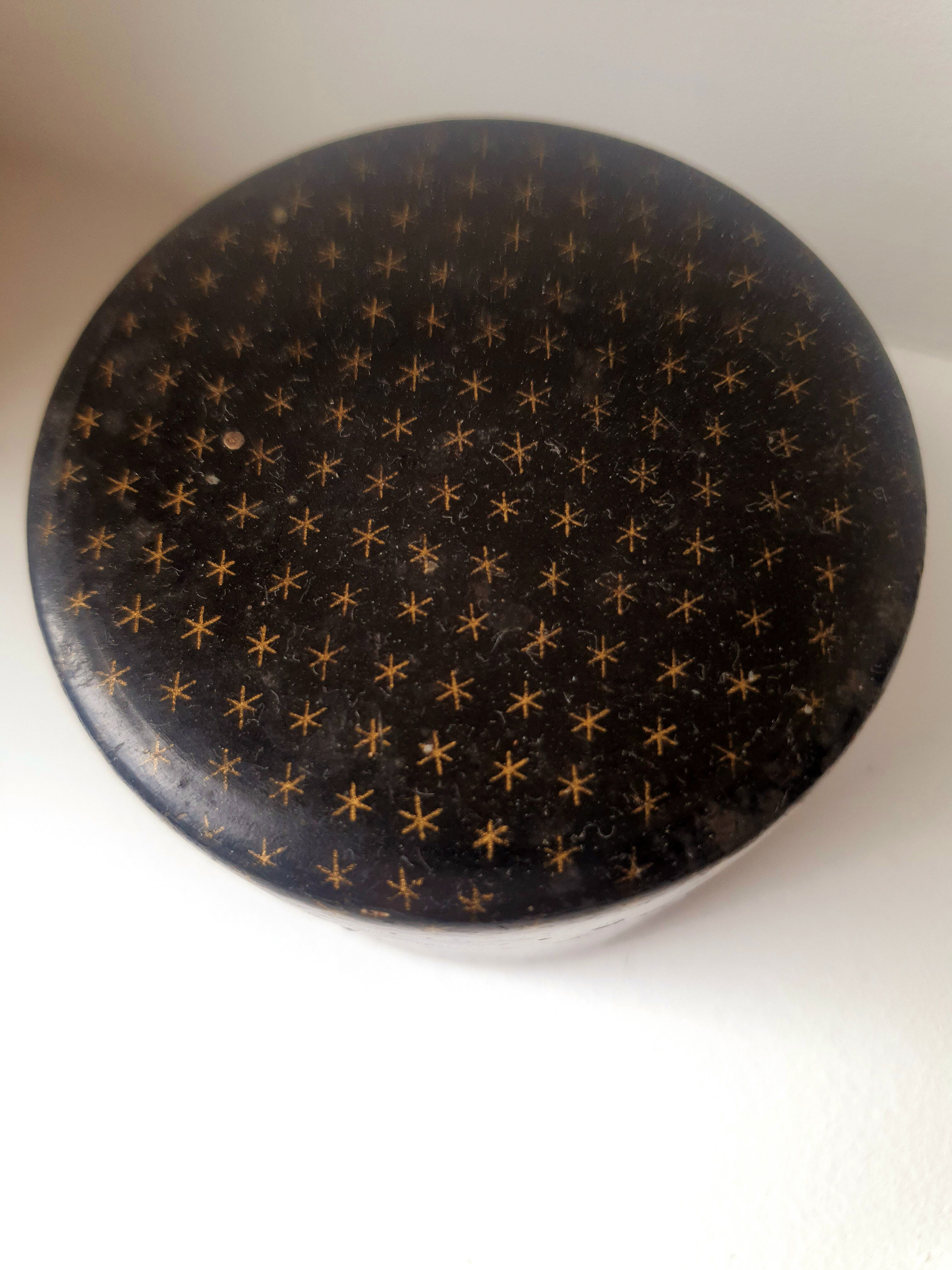 Old powder box nineteenth century