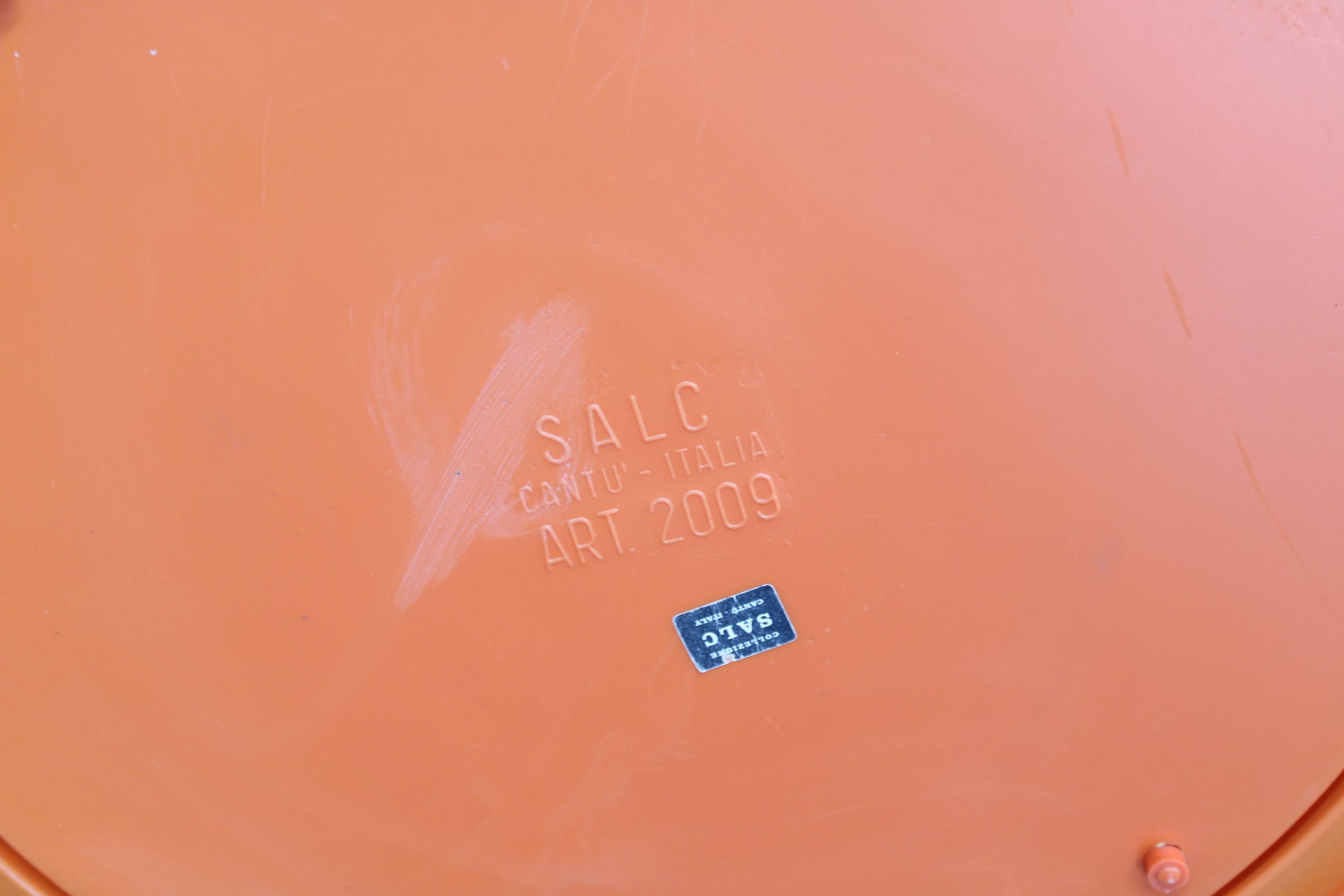 Miroir rond italien des années 1970 de la marque Salc, avec cadre en plastique jaune orangé.