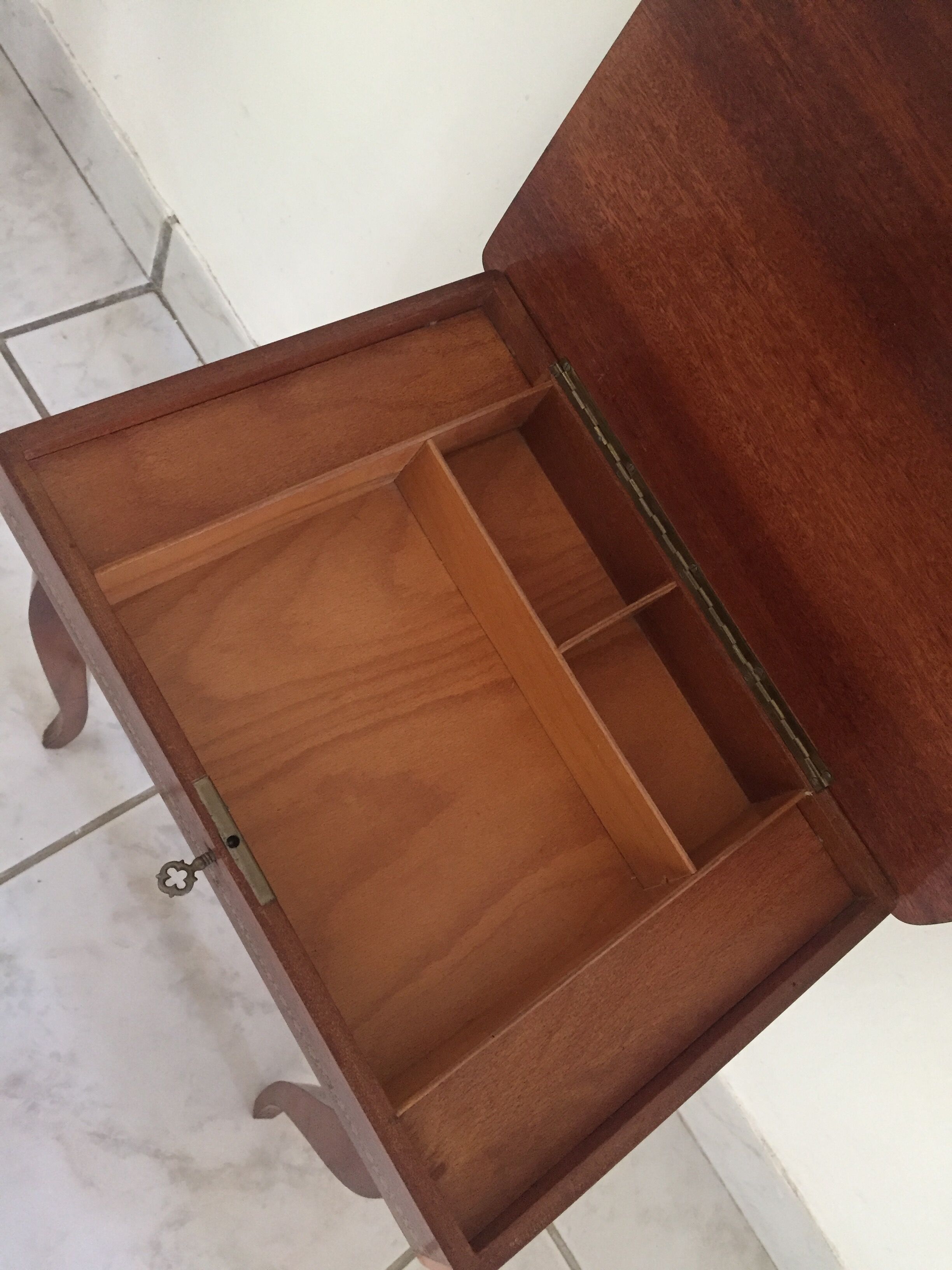 TABLE CIGAR BOX OR INMEANED JEWELRY