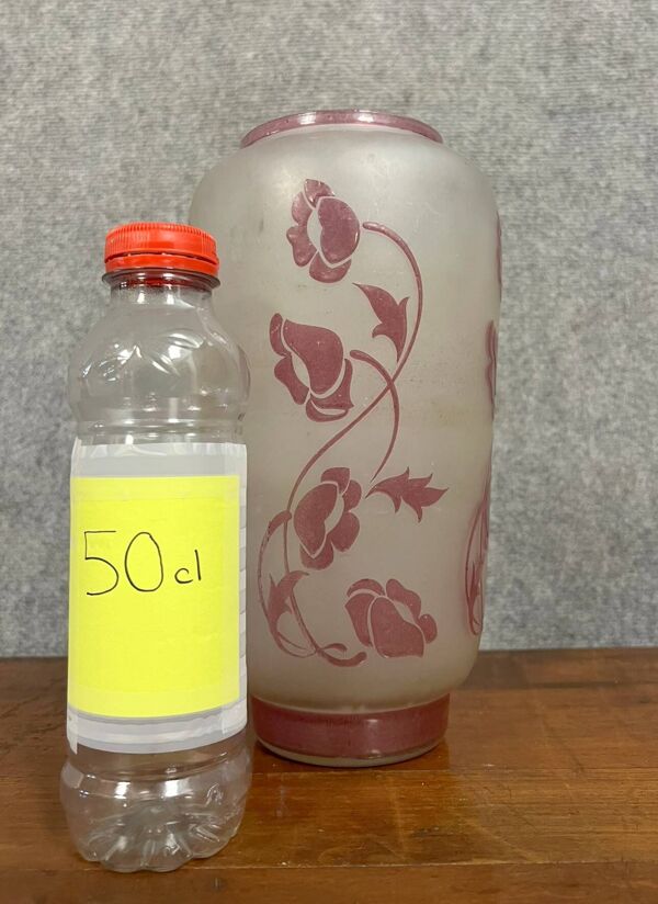 Daum (dans le gout) : grand vase multicouches à décor de fleurs violettes vers 1930